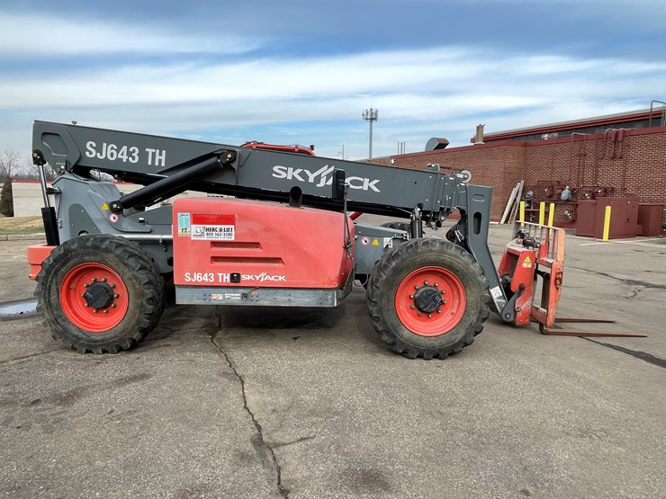 #133-•-2017-skyjack-sj643-telehandler-image-4