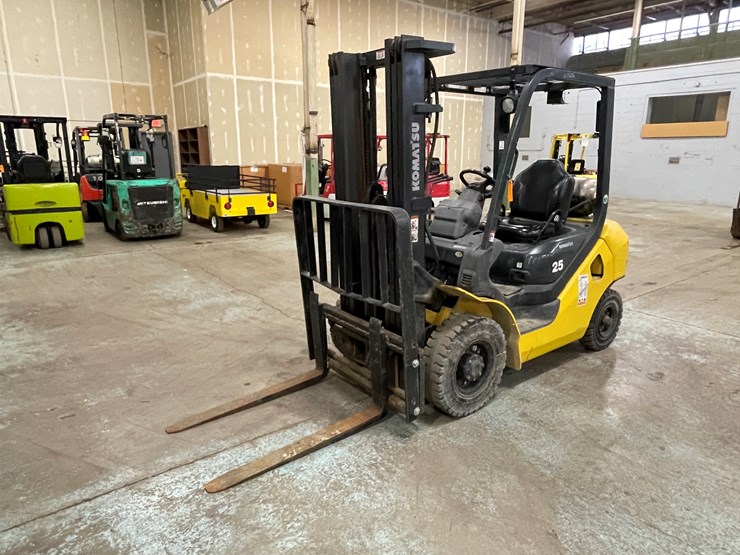 #168-•-2015-komatsu-25-propane-forklift-image-1