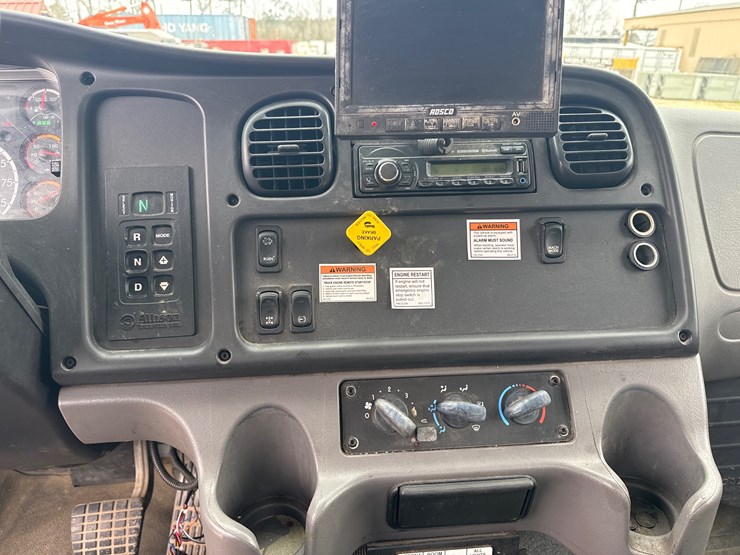 2016-freightliner-114sd-image-28