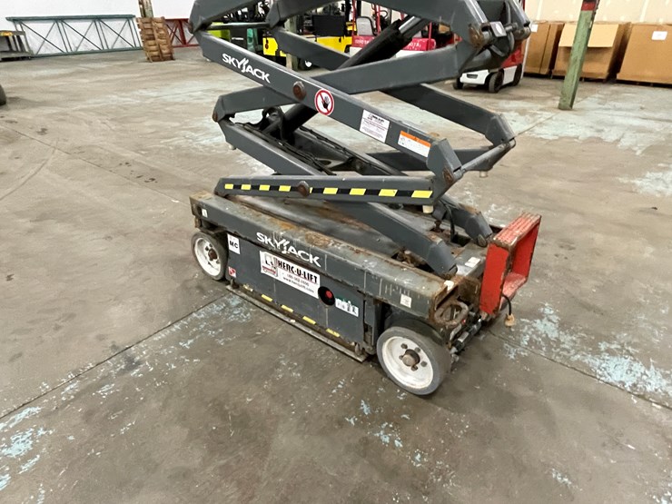 #206-•-2016-skyjack-scissor-lift-image-25