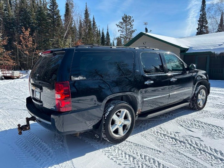 2009-chevrolet-suburban-image-5