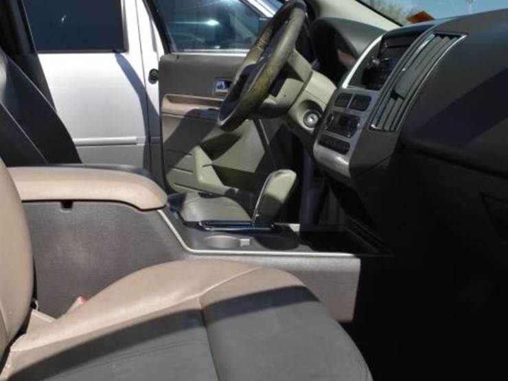 2010-ford-edge-image-14