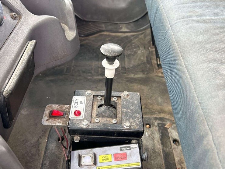 2015-freightliner-m2-106-image-37