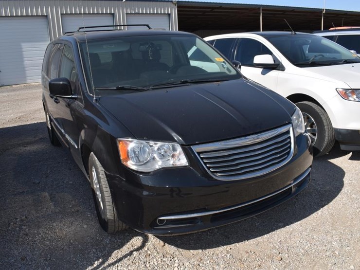 2015-chrysler-town-&-country-image-2