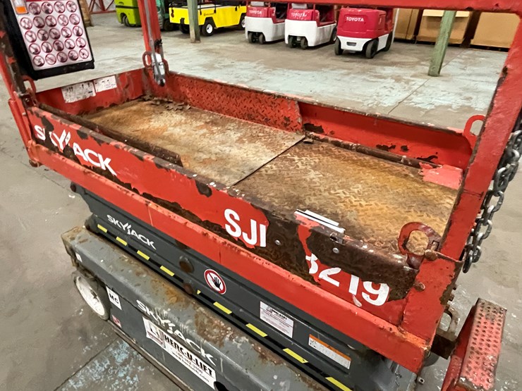 #206-•-2016-skyjack-scissor-lift-image-12