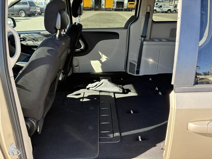 2014-dodge-grand-caravan-image-11