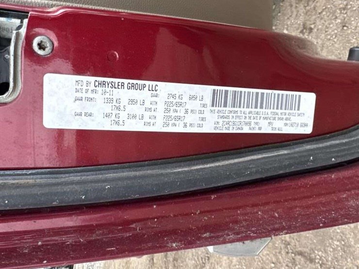 2012-chrysler-town-&-country-image-21