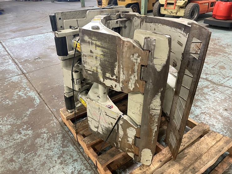 #7650-•-cascade-forklift-attach-roll-clamp-image-3