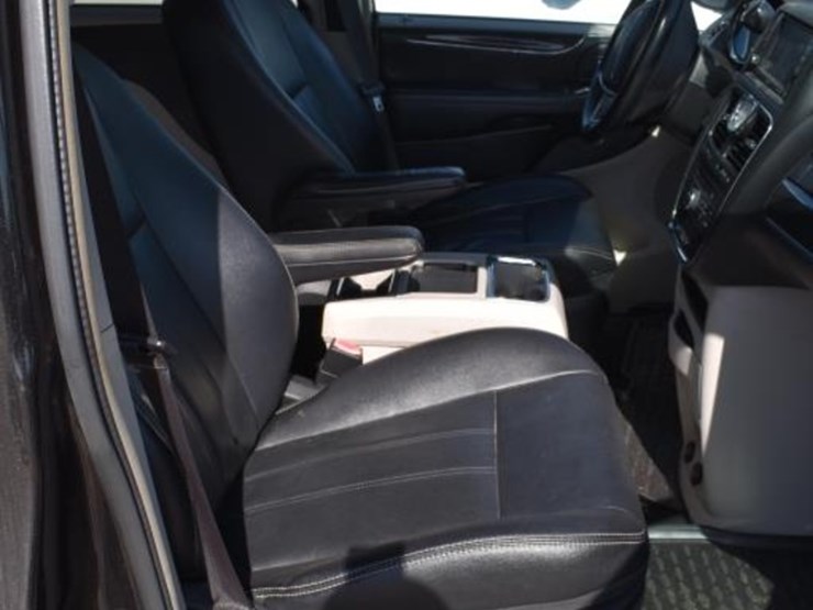 2015-chrysler-town-&-country-image-12