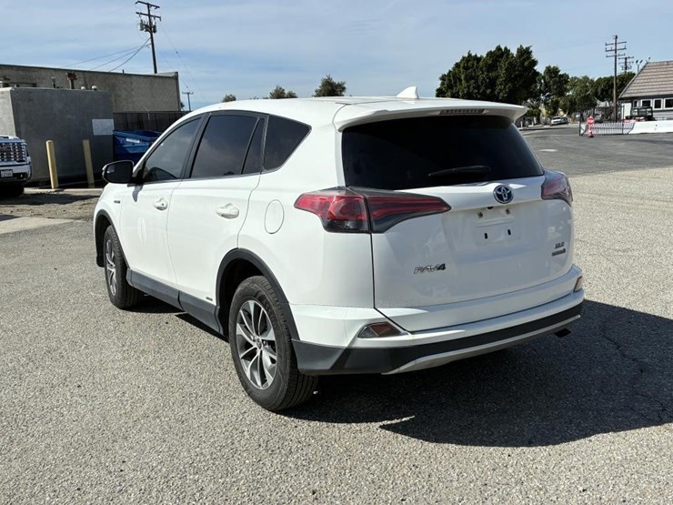 2016-toyota-rav4-image-4