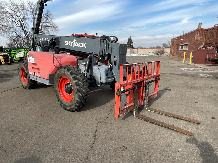 #130-•-2018-skyjack-sj843-telehandler-image-3