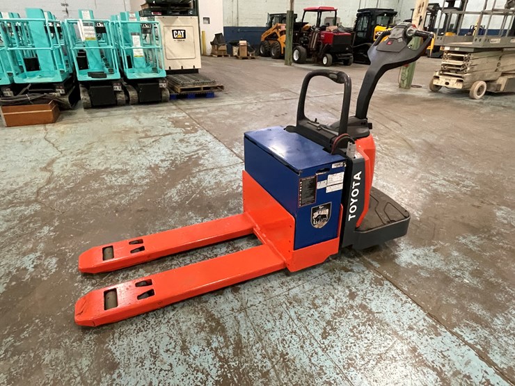 #231-•-toyota-ride-on-electric-pallet-jack-image-1