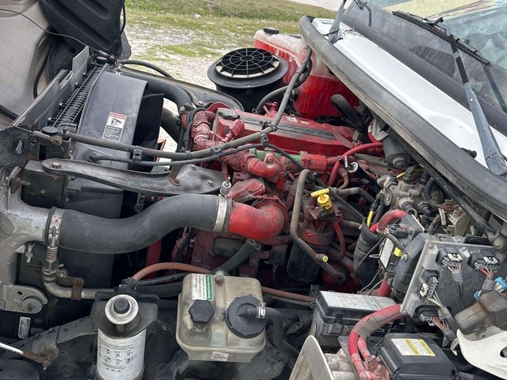 2015-freightliner-m2-106-image-17