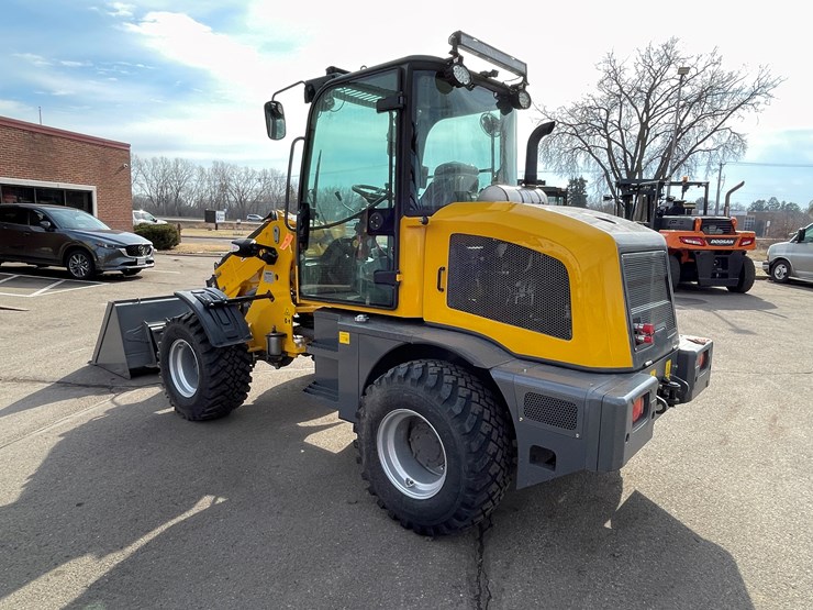 #114-•-new-magnum-3300p-telescoping-wheel-loader-image-7