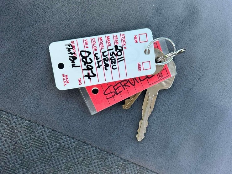 2011-isuzu-nrr-image-23