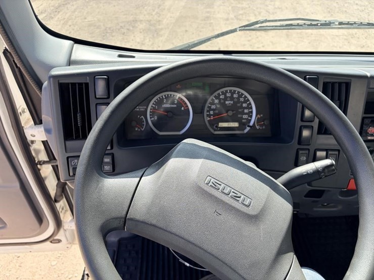 2017-isuzu-nrr-image-21