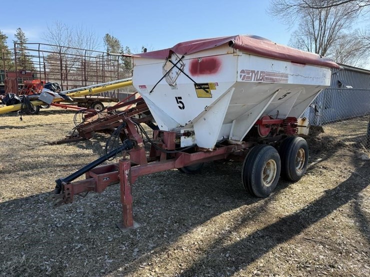 tyler-pull-type-fertilizer-spreader-image-1