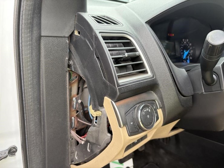 2016-ford-explorer-image-16