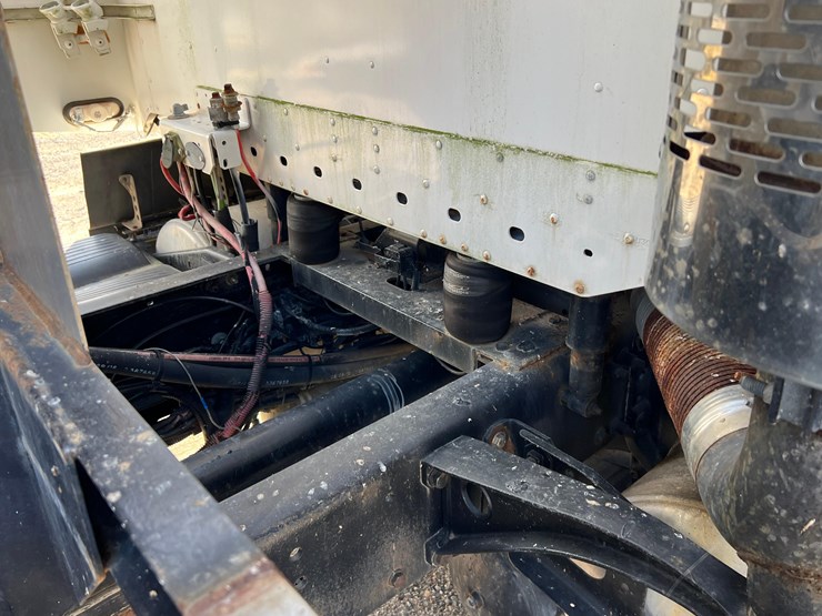 2006-freightliner-auger-truck-image-18