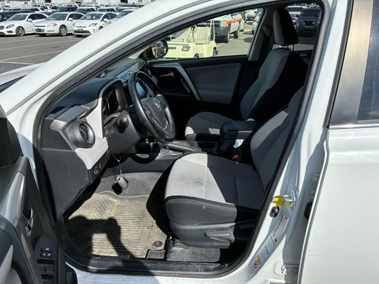 2016-toyota-rav4-image-13
