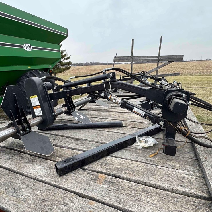 2023 HAWKEN Corn Reel, Hydraulic Fore/Aft & Raise/lower, ONLY USED on 100 Acres