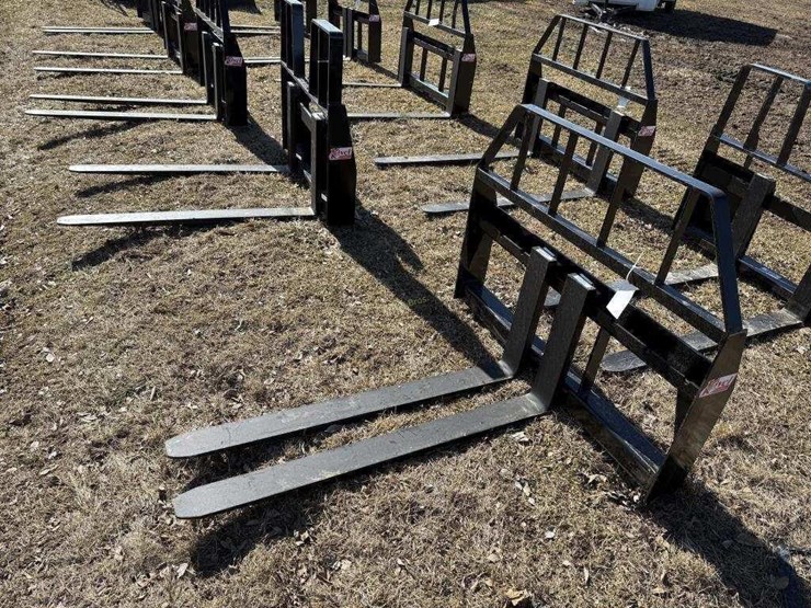 new-kivel-48"-universal-attach-pallet-forks-image-1