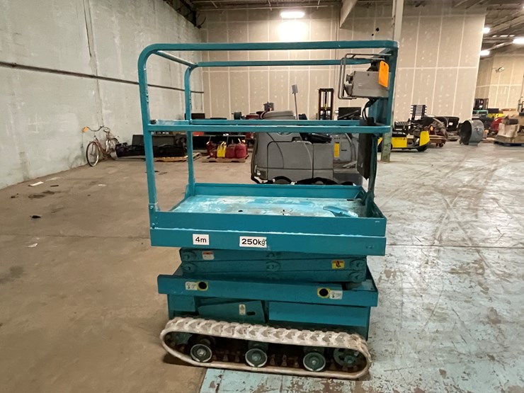 #203-•-2012-en-environment-electric-track-scissor-lift-image-4