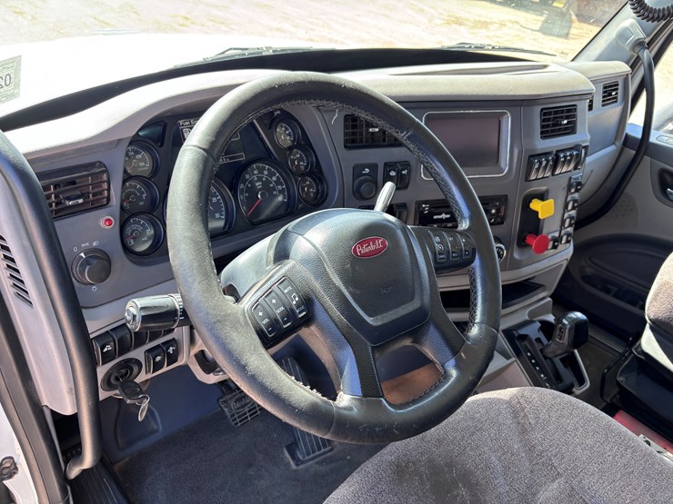 2016-peterbilt-567-image-10