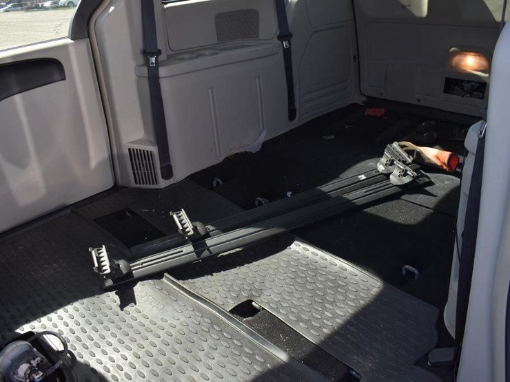 2015-chrysler-town-&-country-image-11