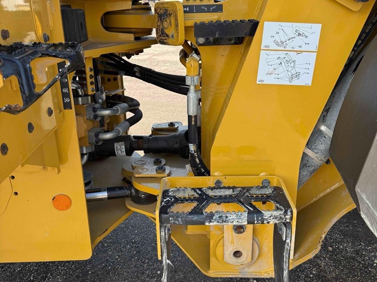 2023-caterpillar-938m-image-8