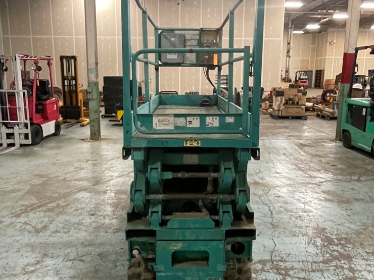 #202-•-airman-encl06-electric-track-scissor-lift-image-6