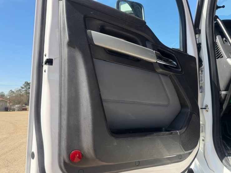 2024-kenworth-t880-image-39