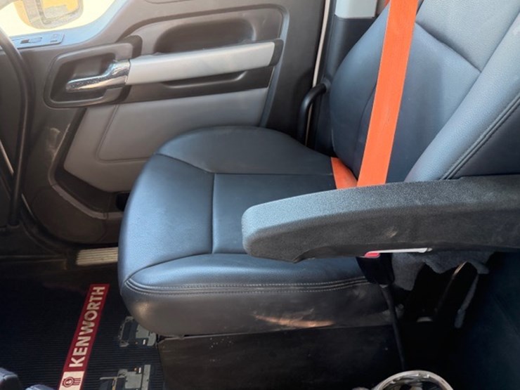 2024-kenworth-t880-image-47