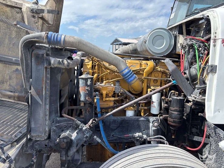 2001-freightliner-fld120-image-13