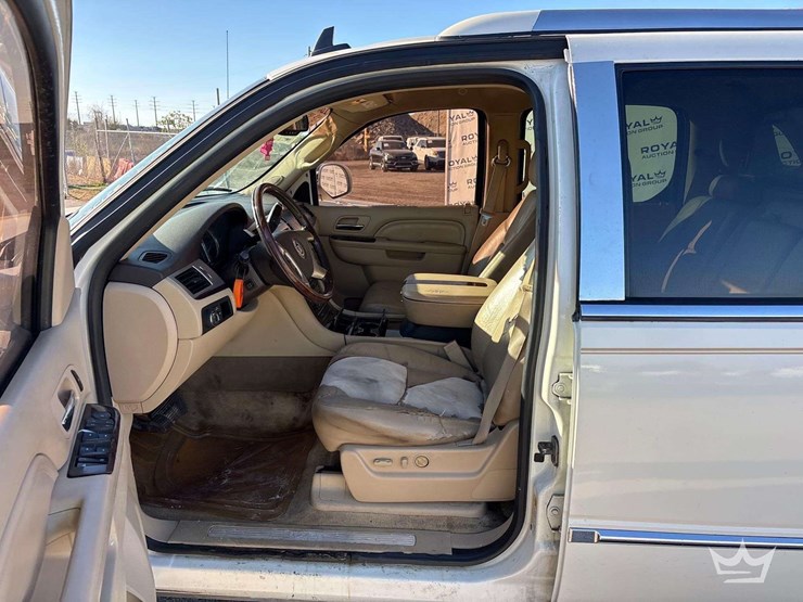 2011-cadillac-escalade-image-13