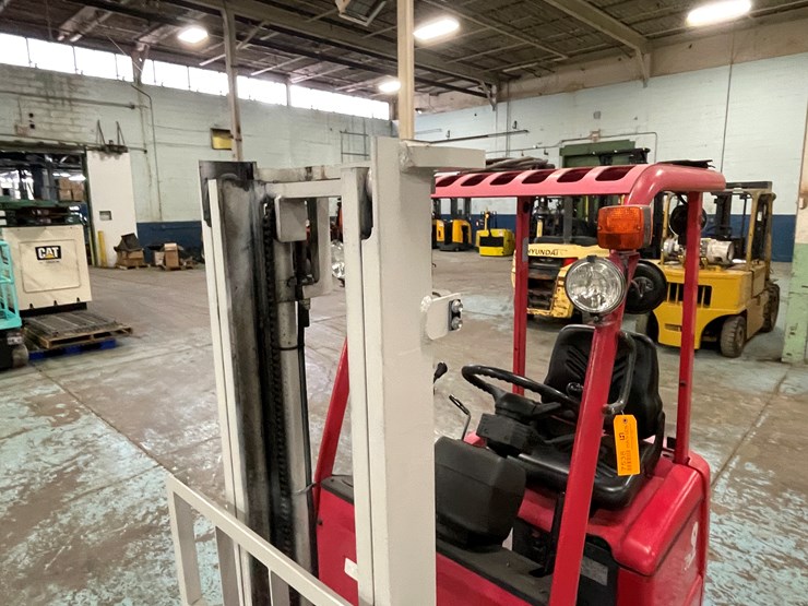 #184-•-toyota-9-runner-electric-forklift-image-12