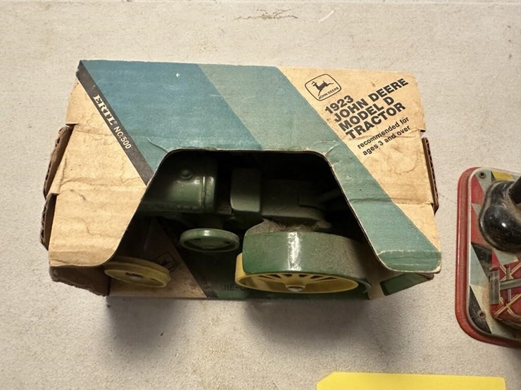 ertl-1923-john-deere-tractor-&-vintage-rosko...-image-3