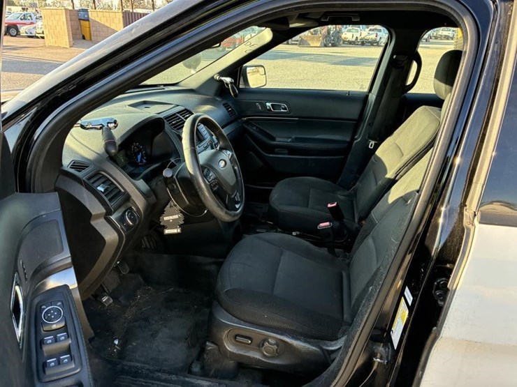 2018-ford-explorer-image-12