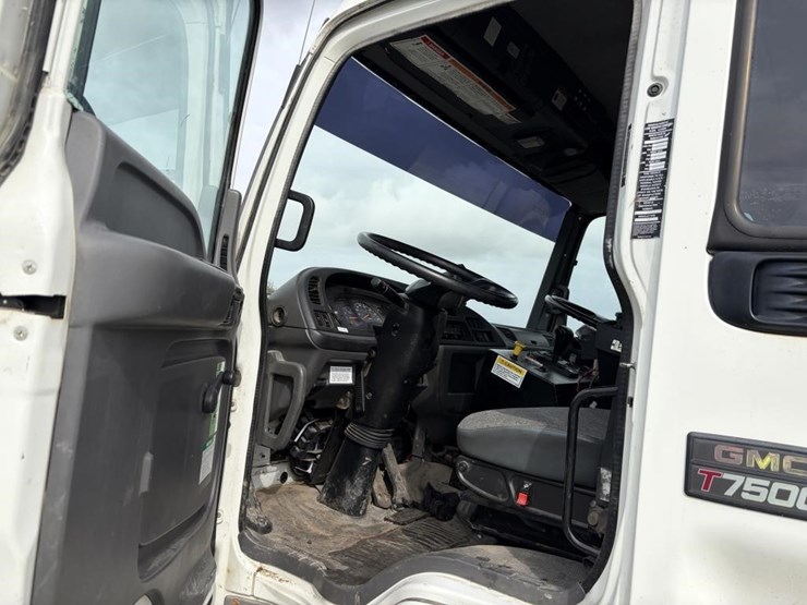 2009-gmc-t7500-image-10