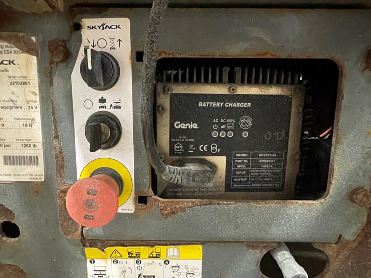 #206-•-2016-skyjack-scissor-lift-image-15