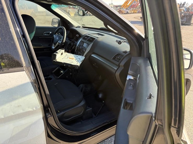 2015-ford-explorer-image-11