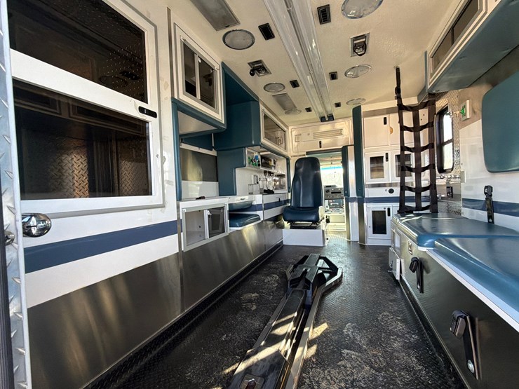 2021-ford-e450-image-13