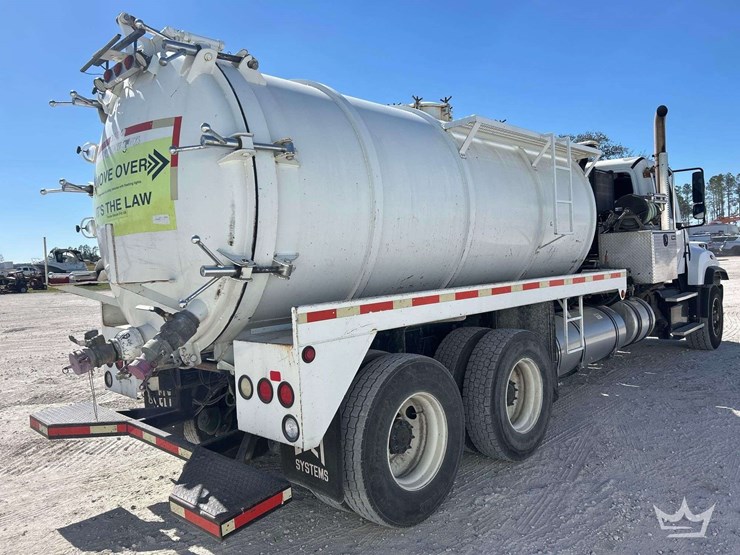 2016-freightliner-114sd-image-3