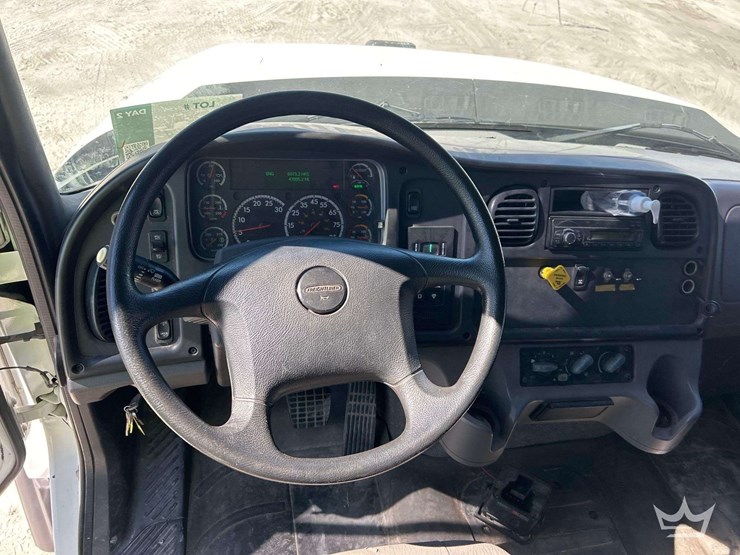 2016-freightliner-114sd-image-12