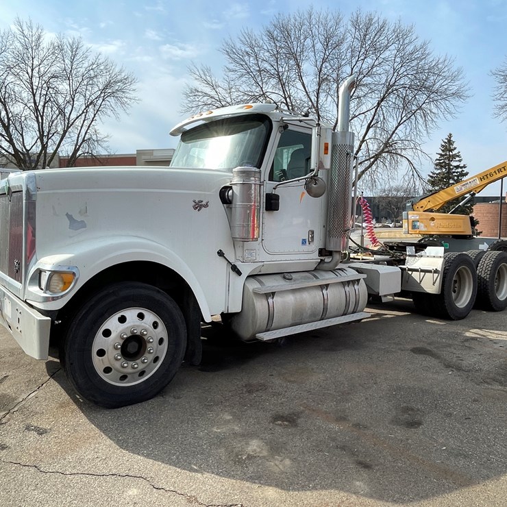 2000 INTERNATIONAL 9900