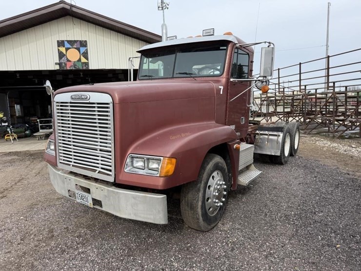 1999-freightliner-fld120-image-1