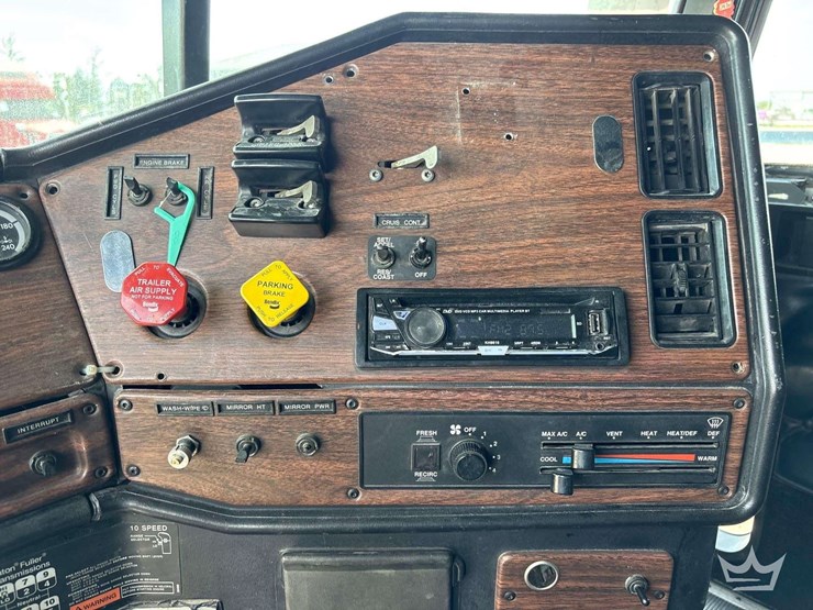 2001-freightliner-fld120-image-35