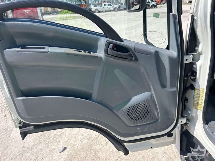 2011-isuzu-nrr-image-14