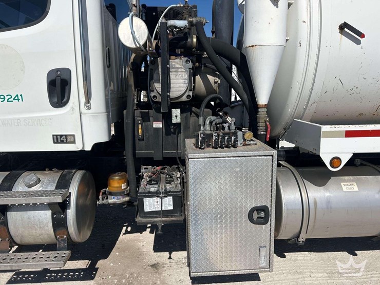 2016-freightliner-114sd-image-17