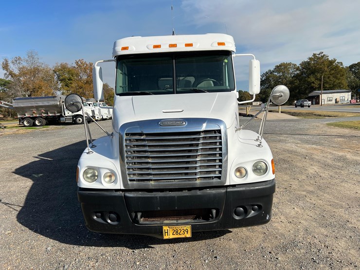 2006-freightliner-auger-truck-image-2